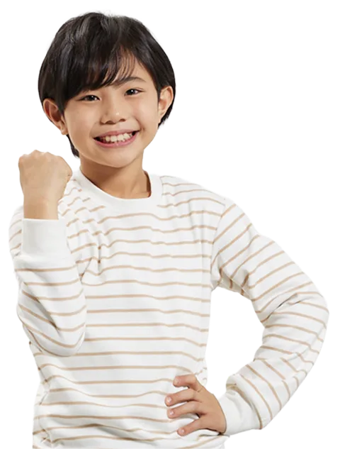 笑顔でガッツポーズをする男の子