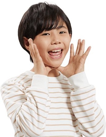 口に手を添えて呼びかける男の子