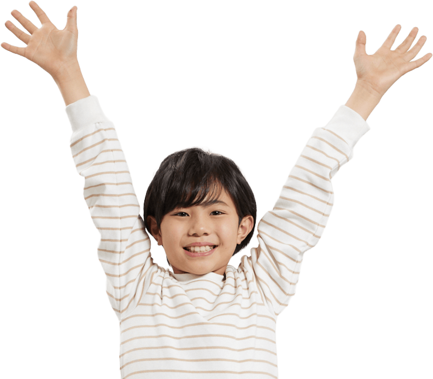 両手を上げて笑う男の子