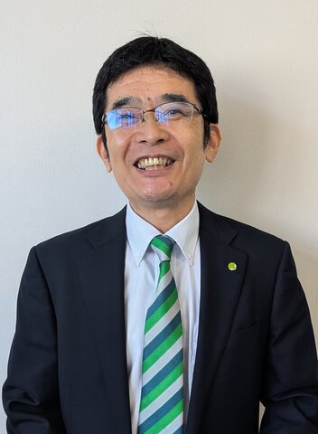 生徒に教える佐藤先生