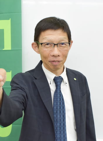 生徒に教える鷹羽先生