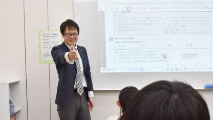 生徒に向かって授業をする先生